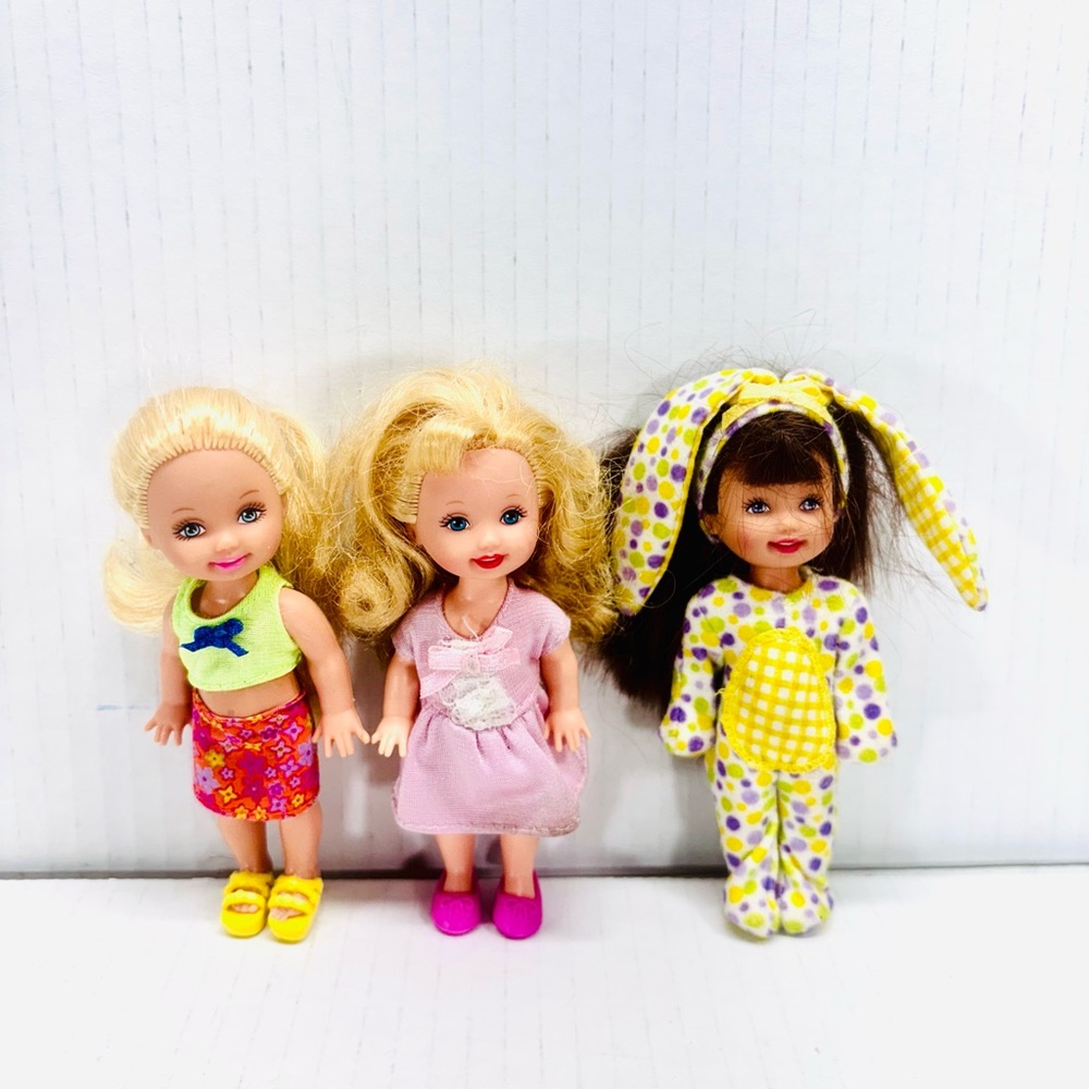 Large Mixed Vintage LOT of 90’s Barbie Dolls, Case, Clothes & Shoes 208 Pcs - Picture 2 of 16